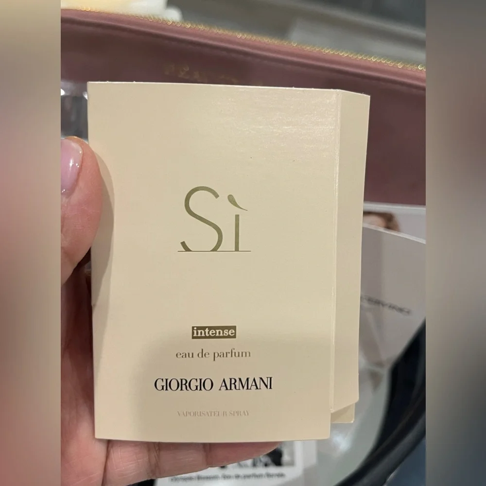 8 Items- Womens Fragrance Liquid Eau de Parfum Samples Size and Beauty Bag NEW - Picture 7 of 9